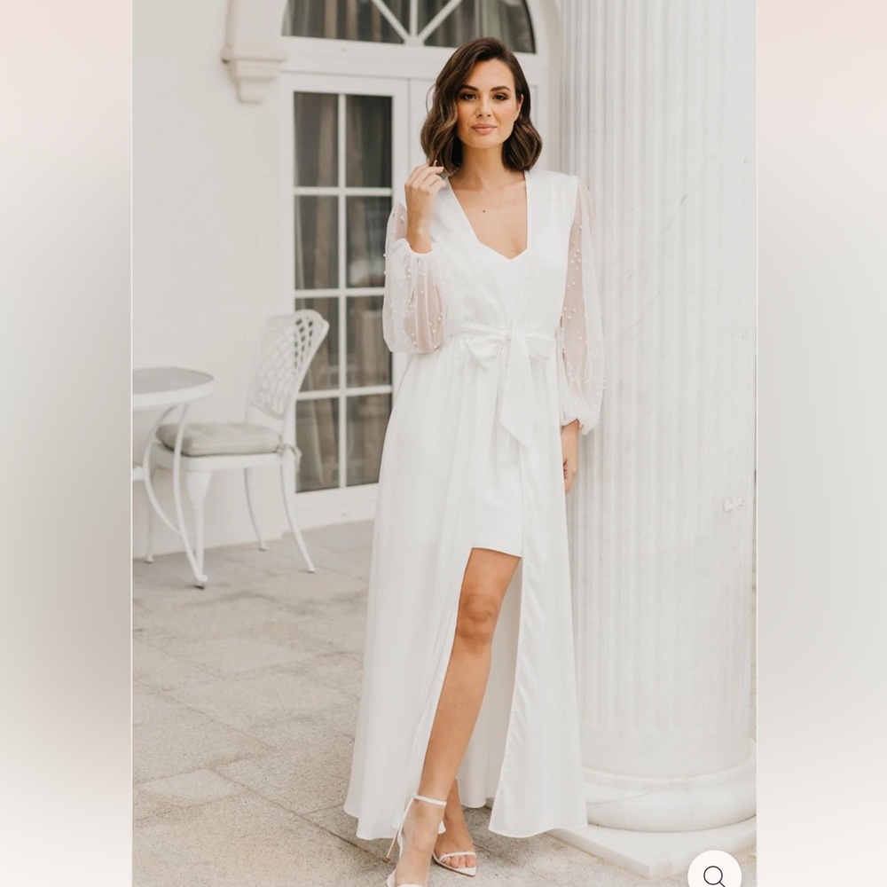 Beautiful Le Rose Bridal robe with pearl sleeves. NWT. Includes slip!